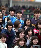 高清图：金俊秀任队长帅气踢球 金贤重等首场热身赛