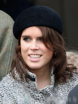 组图：英女王出席王室圣诞活动 蓝色套裙捧鲜花和蔼