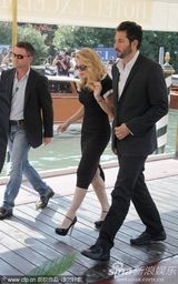 组图：《W.E》发布会 导演麦当娜现身霸气十足