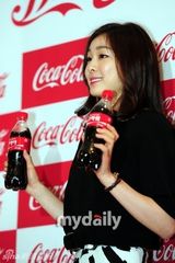 组图：金妍儿参加体育大奖颁奖礼短裙俏丽