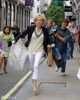 组图：《戴安娜》海报曝光 娜奥米扮相神似王妃