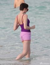 组图：海瑟薇戏水遮凸点 湿身上岸老公急送毛巾