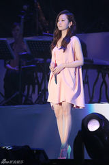 组图：张靓颖曹格缅怀邓丽君 亲密对唱