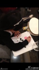 组图：王诗龄游博物馆看音乐剧 甜笑露文艺范儿