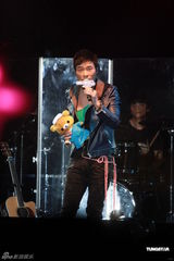 组图：许志安音乐会好友助阵 提前庆生温馨感人