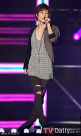 组图：2NE1SHINee精彩表演犹如club热辣气势