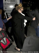 组图：阿黛尔产后素颜亮相 拿毯子遮儿子防偷拍