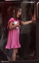 幻灯图集：小苏瑞随父母上街 天凉也要秀时尚