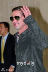 组图：布莱德皮特赴韩宣传 爱子抱玩具熊遮面