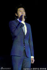 组图：玄彬广州跳激光舞 与粉丝玩自拍显亲和