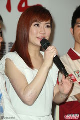 组图：Selina无袖长裙亮相 坦然露手臂疤痕