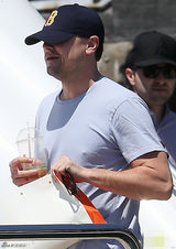 组图：莱昂纳多登游船玩耍 戴遮阳帽搞怪似顽童