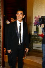 幻灯图：张国立“嫁女儿” 任贤齐刘若英等到场祝贺