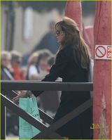 幻灯图：朱莉忙里偷闲带孩子外出尽享天伦之乐 