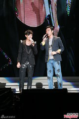 组图：林俊杰开唱湿身秀猛肌 容祖儿钟镇涛助阵