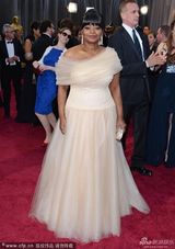 组图：奥克塔维亚-斯宾瑟白纱裙小露香肩