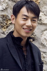 组图：朱亚文巴黎拍时尚大片 优雅释放熟男魅力