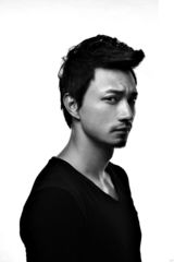 组图：江洋黑白写真曝光 五官立体尽显型男魅力