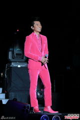 组图：郑伊健首度广州开唱 展腹肌歌迷尖叫