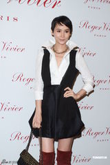 组图：钟楚红低胸马甲亮相劝后辈交友慎重