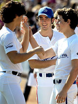 幻灯图集：好莱坞星踪集锦 贾斯汀挥杆为慈善