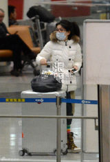 组图：丁丁素颜戴口罩深夜独自回京