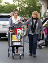 高清图：杰西卡-阿尔芭街拍条纹毛衣搭配牛仔裤