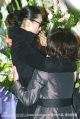 幻灯：王静莹送别婆婆和丈夫零互动 现身不列家属席