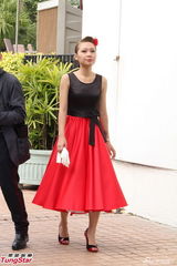 组图：杜德伟现场派发红包 新娘秀钻戒金饰贵气