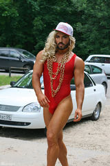 组图：俄男模疯狂模仿麻辣鸡 变粉红金刚引吐槽