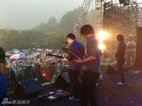 组图：2011西湖音乐节雨中上演 金发混凝土掀高潮
