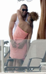 幻灯图集：蕾哈娜与棒球手新欢勾脖露天调情