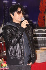 组图：郑钧曝光《摇滚藏獒》海报全程不离黑超