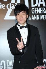 组图：林俊杰西装绅士献唱 自曝已一年未接吻