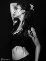 组图：巩新亮写真变冷美人 冰肌“欲”骨身姿撩人