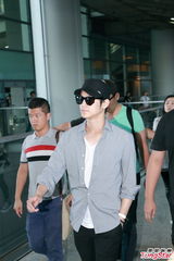 组图：金汎(金范)访港沉默寡言 粉丝接机支持偶像