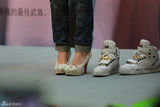 组图：刘忻跨界出传记 当场脱袜换穿水晶鞋
