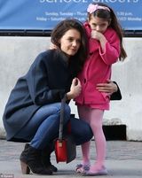 组图：凯蒂糖果店扫货庆34岁生日 苏瑞桃红套装乖巧