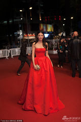 组图：张雨绮玫瑰红抹胸裙现身娇艳如花