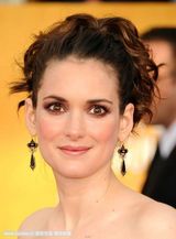 组图：演员工会奖红毯 薇诺娜-赖德宫廷装似公主