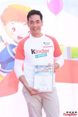 组图：准爸爸陈豪看书学照顾宝宝 向好友取经