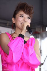 组图：丁当签唱会目睹男男热吻 称很想谈恋爱