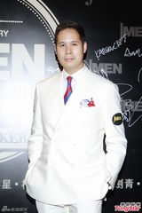 高清组图：李克勤复古西装亮相 蔡加赞同场比帅