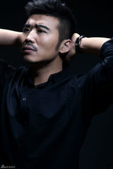 组图：李东霖拍摄魅力写真 彰显成熟男人本色