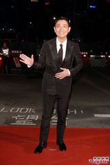 组图：评审团主席刘德华黑色西服亮相红毯