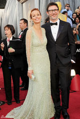 高清组图：奥斯卡红毯《艺术家》导演携妻亮相