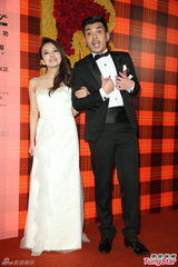 组图：黄小柔出嫁盼造人 穿低胸婚纱挽老公亮相