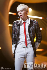 组图：SHINee打榜夺冠画花脸 朴志胤AOA性感　