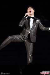 组图：侧田个唱弄哭女友 大方摘帽露光头