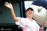 组图：米兰达可儿为韩国棒球赛开球 甜美抛飞吻